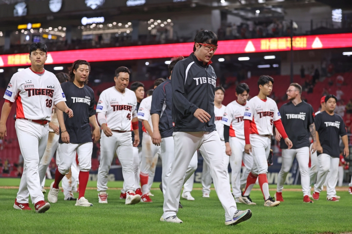 KIA 타이거즈 선수들이 지난 1일 SSG전에서 두 차례 만루 찬스를 날리는 등 느슨한 플레이 끝에 6-6 무승부를 기록하자 허탈한 표정을 지으며 그라운드를 벗어나고 있다.         KIA 타이거즈 제공