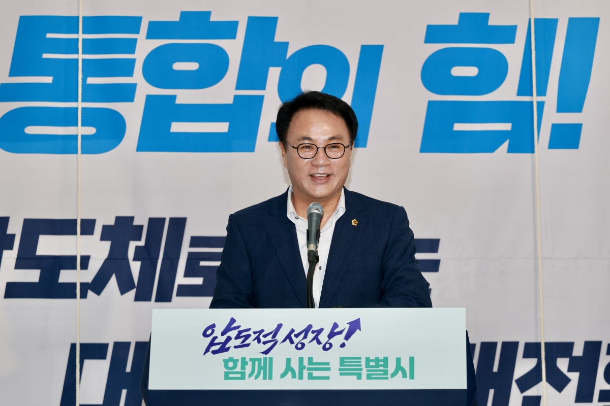 송형곤 전남광주통합특별시의회 의장이 9일 광주청사에서 열린 ‘전남광주반도체산업추진단’ 현판식에 참석, 축사를 하고 있다. 전남광주통합특별시의회 제공