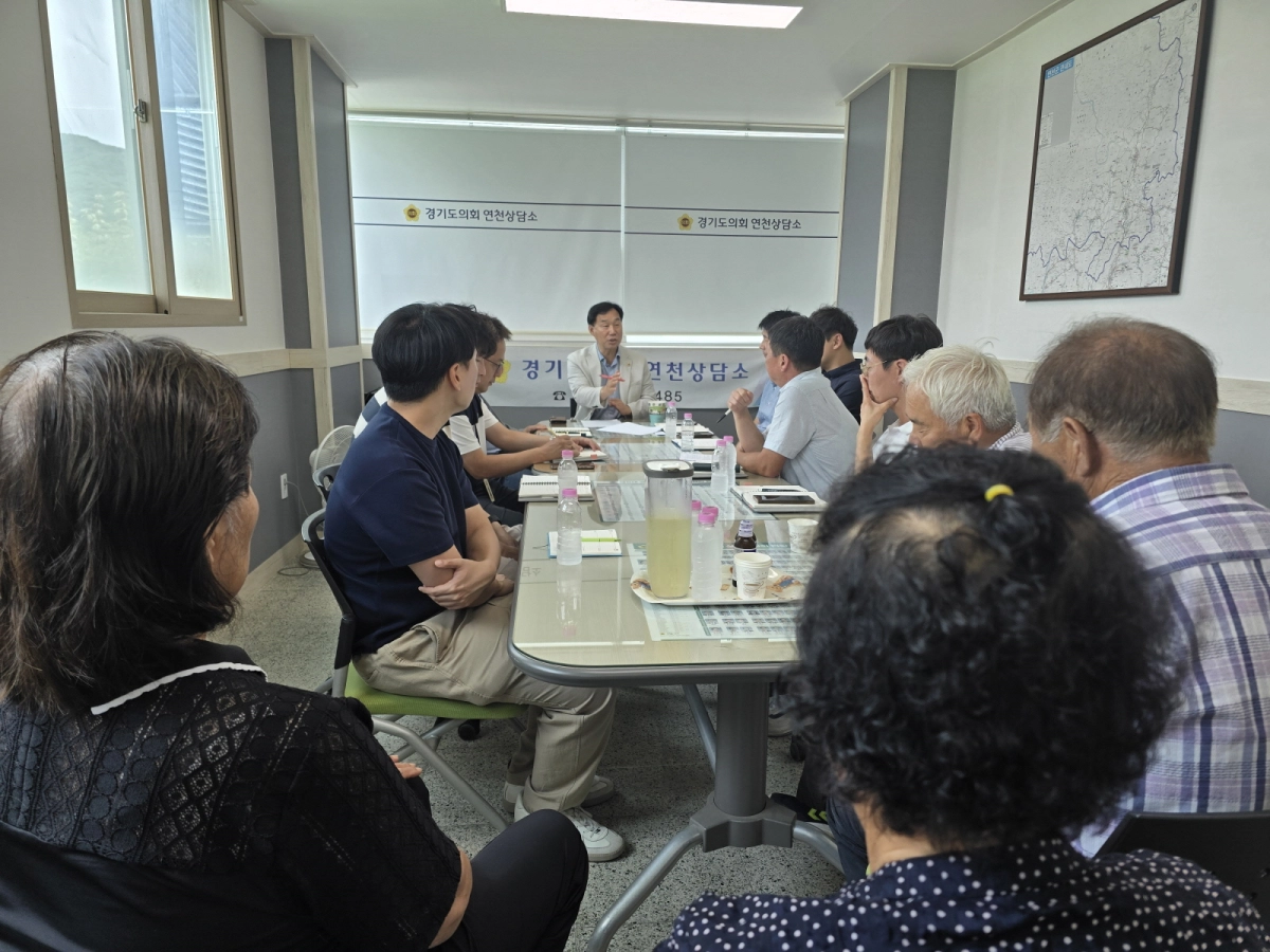 ▲ 윤종영 의원이 경기도의회 연천상담소에서 관계기관 및 지역 주민들과 함께 미산면 장기 적치물 처리 방안을 논의하고 있다. (사진=경기도의회)