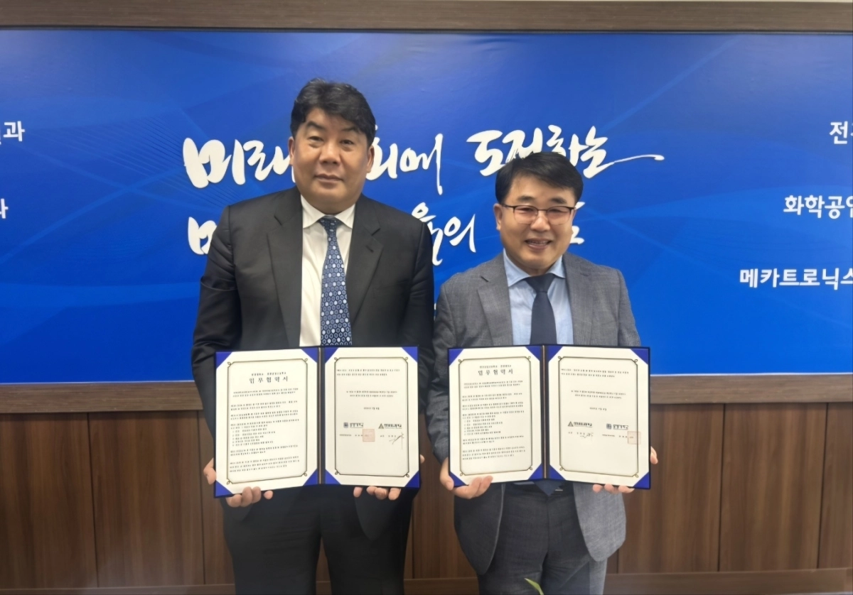 상명대와 천안공업고가 지역 청년 대상 진로·취업 협력 체계 구축 등을 위한 업무협약을 체결하고 있다. 상명대 제공