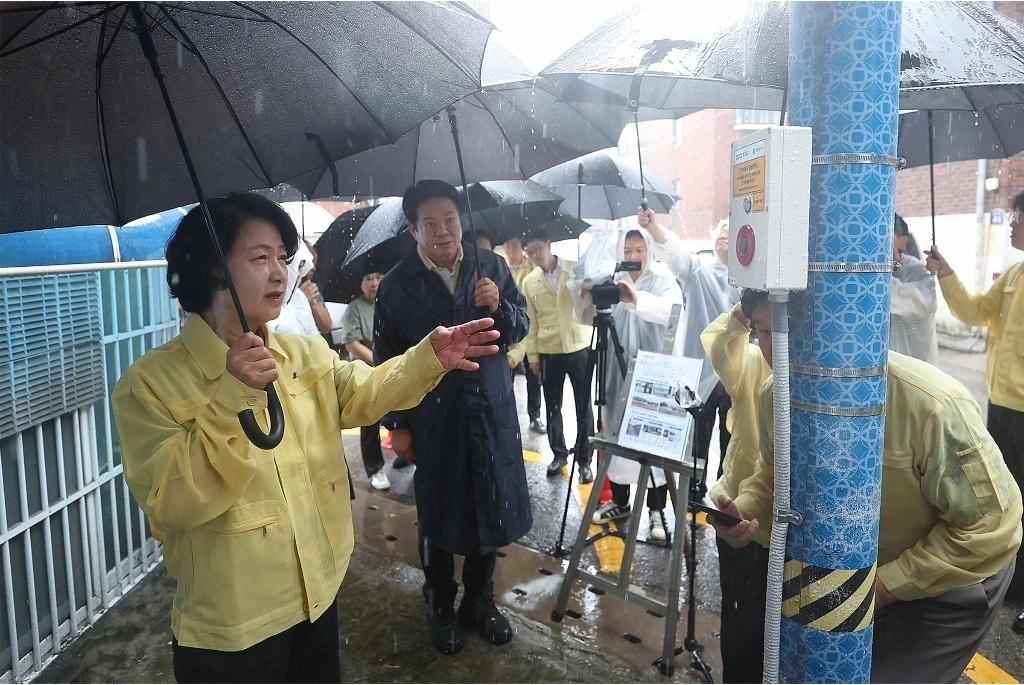추미애 경기도지사가 9일 오전 안양시 석수동 주택가에서 여름철 호우 대비상황을 점검하고 있다. 경기도 제공