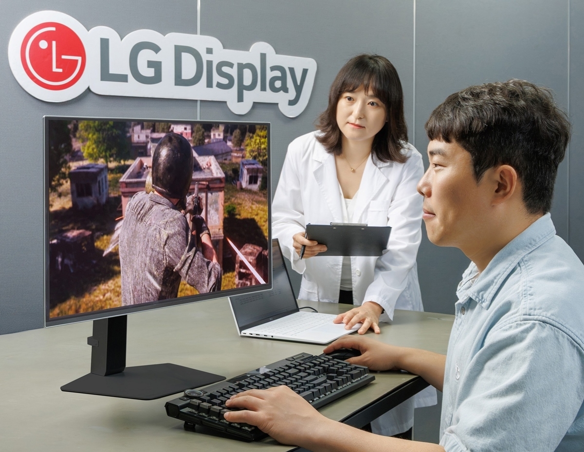 LG디스플레이 직원이 9일 게이밍 모니터 주사율과 게임 수행능력 간의 상관관계를 입증하는 실험을 하고 있다. LG디스플레이 제공