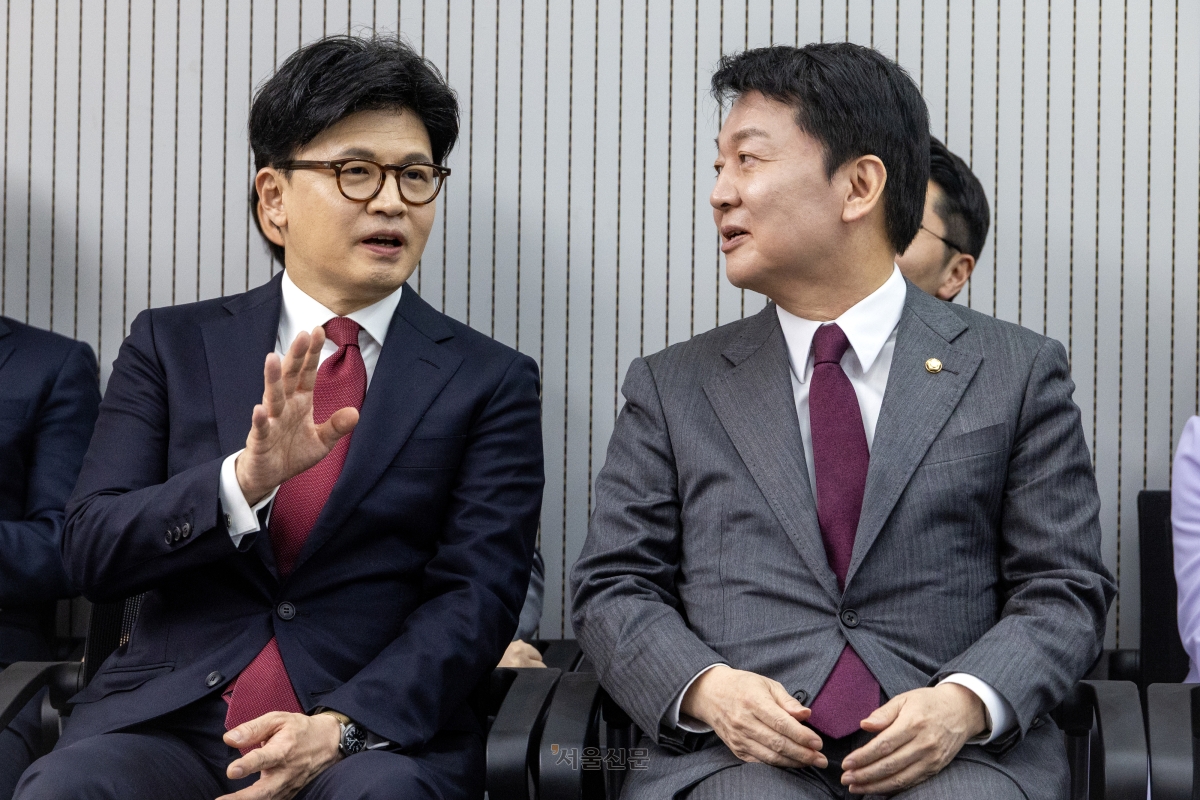 지난해 4월 제21대 대통령후보자 국민의힘 3차 경선 진출자를 발표하는 서울 여의도 국민의힘 중앙당사에서 한동훈,  안철수 후보가 대화하고 있다. 2025.04.29. 홍윤기 기자