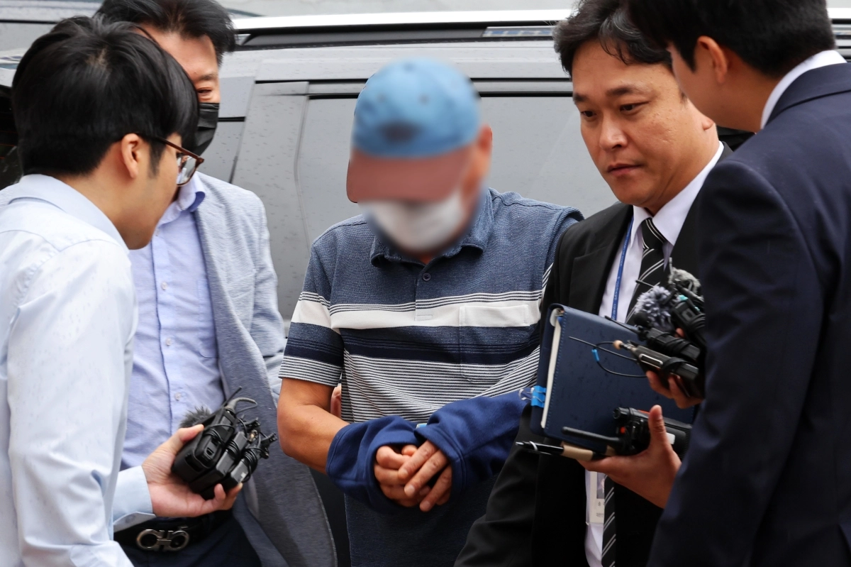‘여고생 살해범’ 장윤기 사건의 증거를 인멸한 혐의를 받는 광주 광산경찰서 수사팀장 A 경감이 8일 오전 전남광주통합특별시 동구 광주지방법원에서 열린 구속 전 피의자 심문(영장실질심사)에 출석하고 있다.  경찰은 A 경감이 장윤기의 차량을 압수수색하는 과정에서 ‘케이블타이’를 증거인멸한 혐의로 전날 구속영장을 신청했다. 2026.7.8 연합뉴스