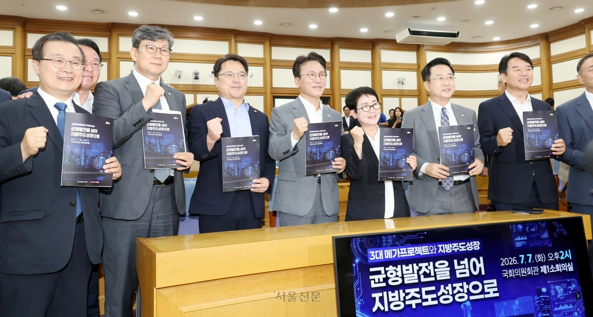더불어민주당 당권주자인 김민석 전 국무총리가 7일 국회에서 국무총리 퇴임 후 본격적인 당권 행보에 나선 김민석 의원이 주최하는 전당대회 전 연속 토론회의 첫 번째 행사 (3대 메가프로젝트와 지방주도성장) 균형발전을 넘어 지방주도성장으로’ 토론회를 주최하고 있다. 2026.7.7 안주영 전문기자