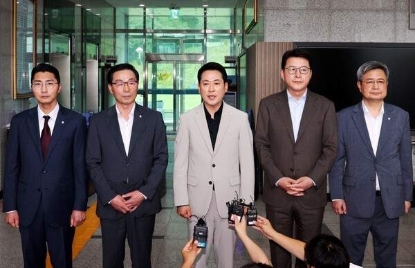 9일 장동혁 대표를 비롯한 국민의 힘 일행이 광주경찰청장 면담이 무산되자 항의하고 있다. (연합뉴스)