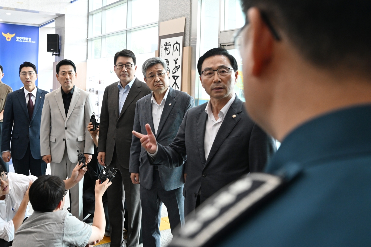 장동혁 국민의힘 대표를 비롯한 의원들이 9일 오후 전남광주통합특별시 광산구 광주경찰청을 방문, ‘장윤기 사건’ 부실 수사 의혹과 관련해 김영근 광주경찰청장과 면담을 요구하고 있다. 전남광주 뉴시스