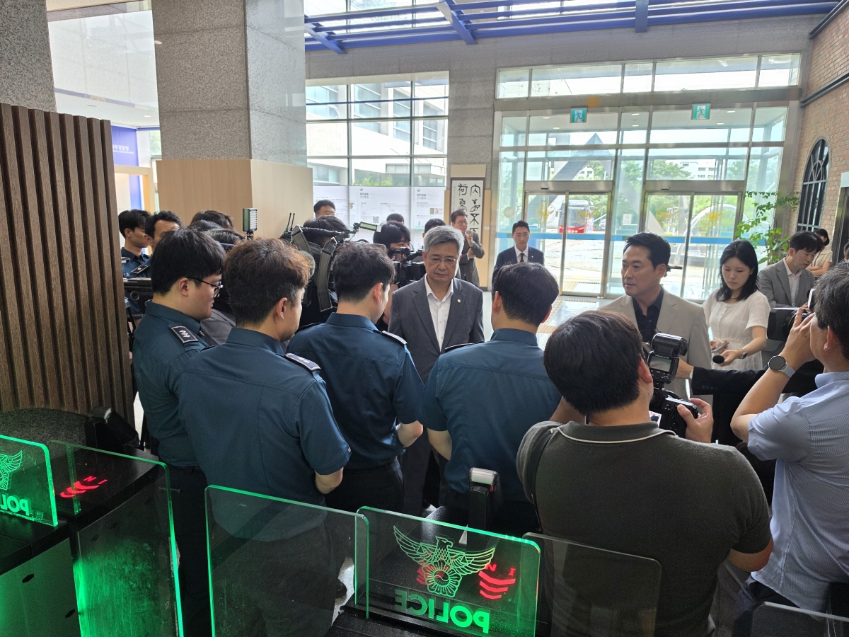 장동혁 국민의힘 대표와 지도부가 9일 장윤기 살인사건과 관련해 광주경찰청장을 면담하기 위해 전남광주 광주경찰청을 찾았으나 출입이 가로막혔다. 장 대표와 지도부가 출입 게이트 앞에서 항의하고 있다. 전남광주 뉴스1