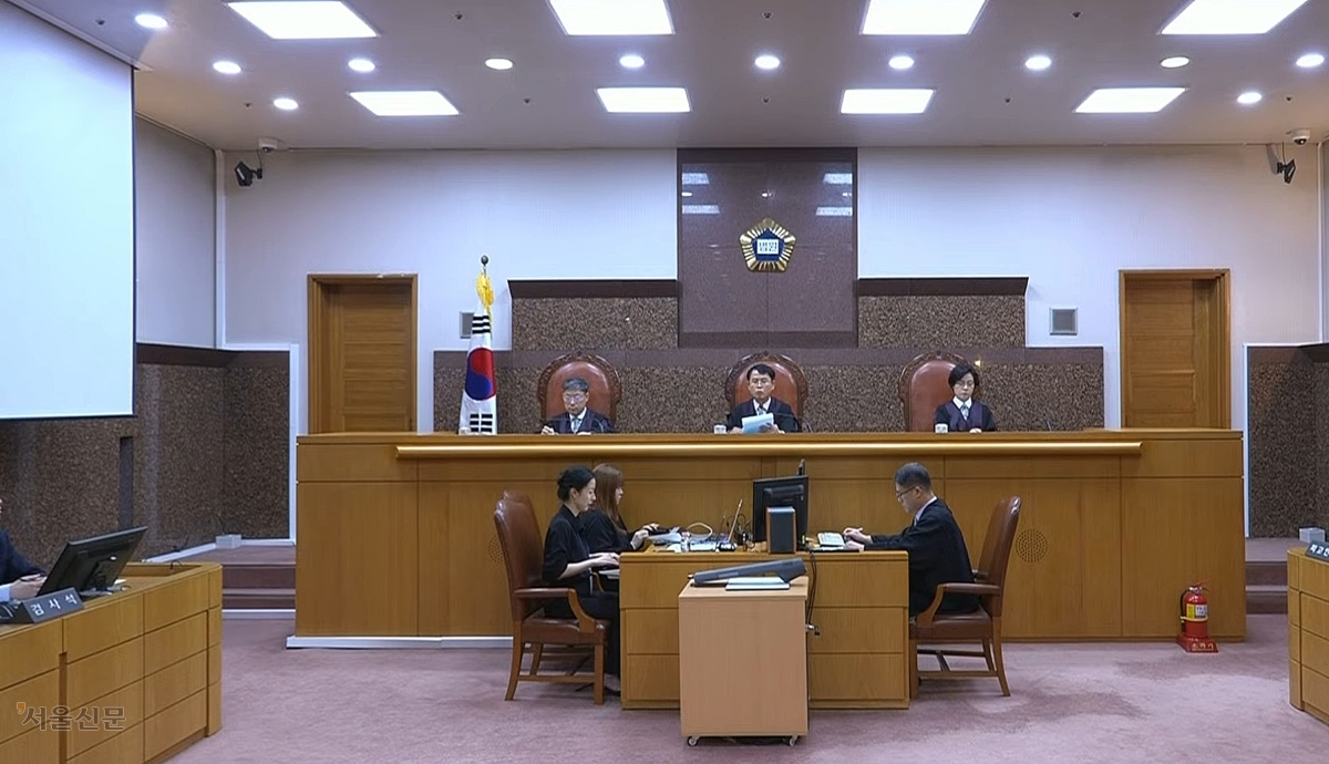 대법원 3부 재판장인 이흥구(가운데) 대법관이 9일 서울 서초구 대법원에서 고위공직자범죄수사처 체포방해 등 혐의를 받는 윤석열 전 대통령에 대한 상고심 선고문을 낭독하고 있다. 대법원 3부는 윤 전 대통령에게 징역 7년을 선고한 원심 판결을 확정했다. 대법원 제공