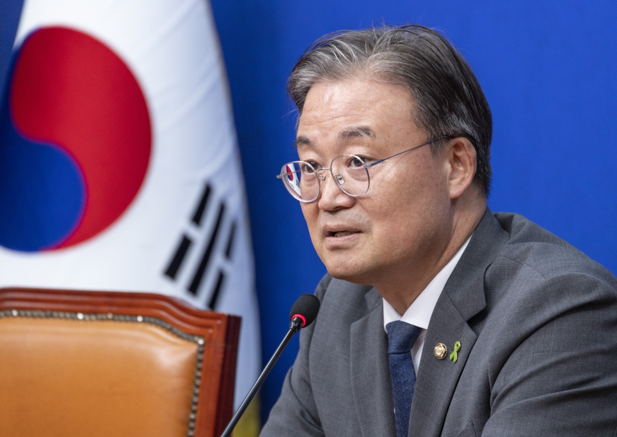 더불어민주당 전당대회 준비위원회 간사인 이연희 의원이 9일 국회에서 열린 전당대회 준비위 4차 회의 결과 브리핑을 마친 뒤 질문에 답하고 있다. 2026.7.9 연합뉴스
