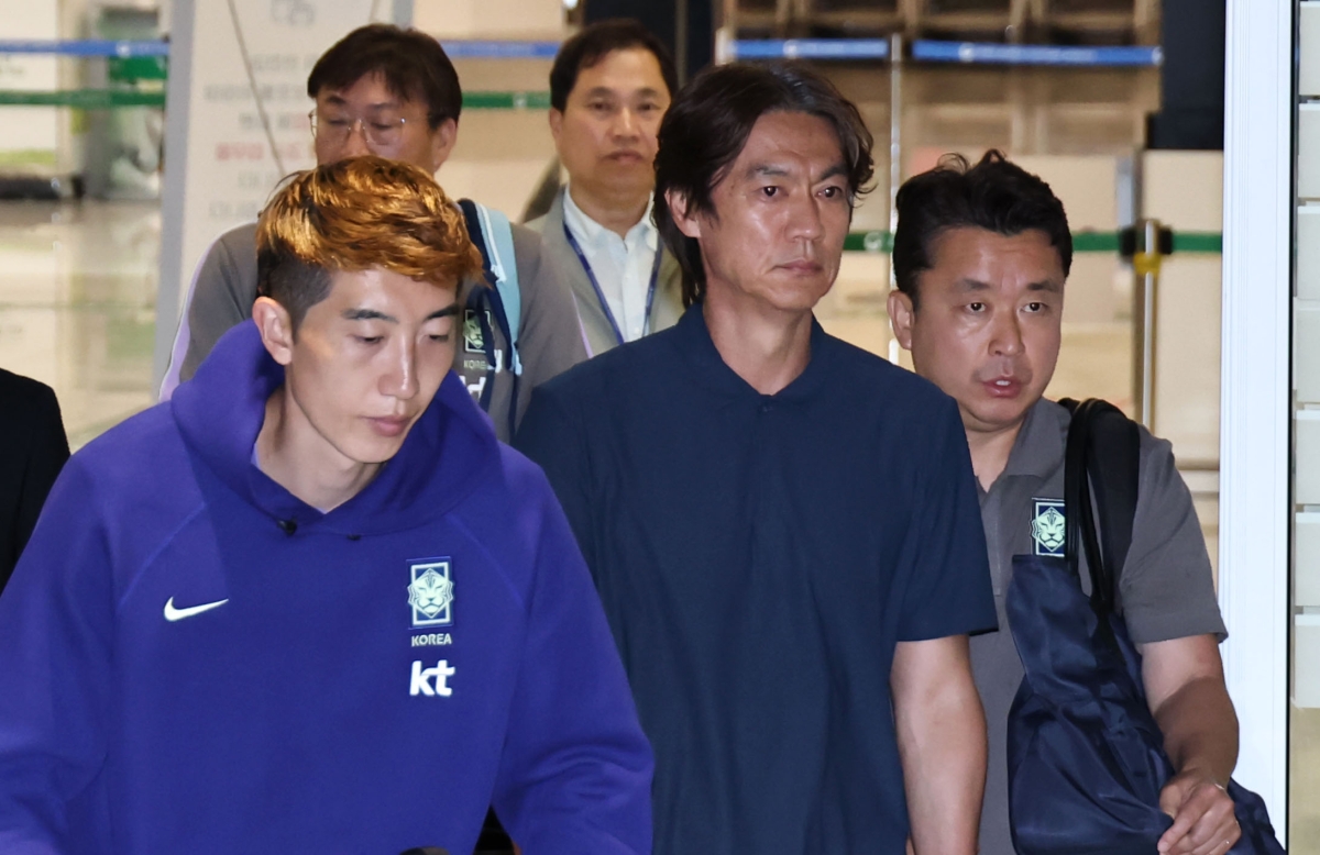 2026 북중미월드컵에서 조별리그 탈락이라는 성적을 낸 홍명보 전 축구대표팀 감독이 30일 인천국제공항 제2여객터미널을 통해 귀국하고 있다. 2026.6.30 연합뉴스
