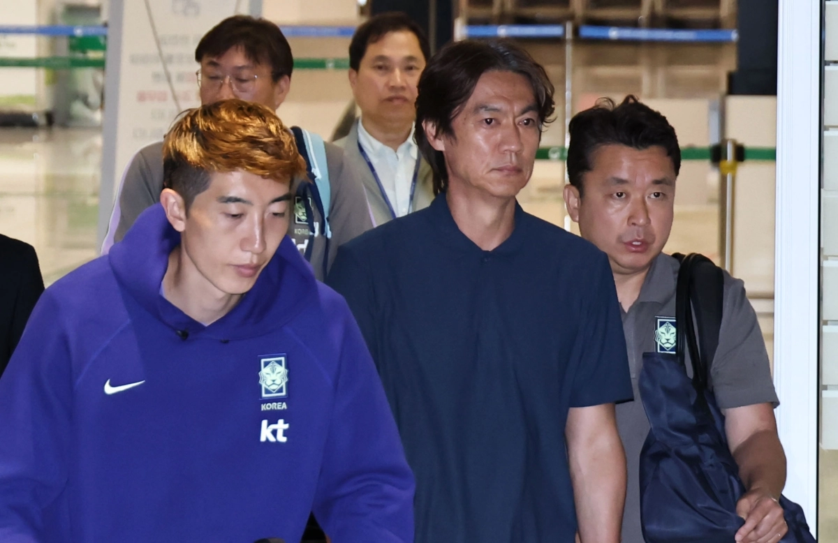 2026 북중미월드컵에서 조별리그 탈락이라는 성적을 낸 홍명보 전 축구대표팀 감독이 30일 인천국제공항 제2여객터미널을 통해 귀국하고 있다. 2026.6.30 연합뉴스