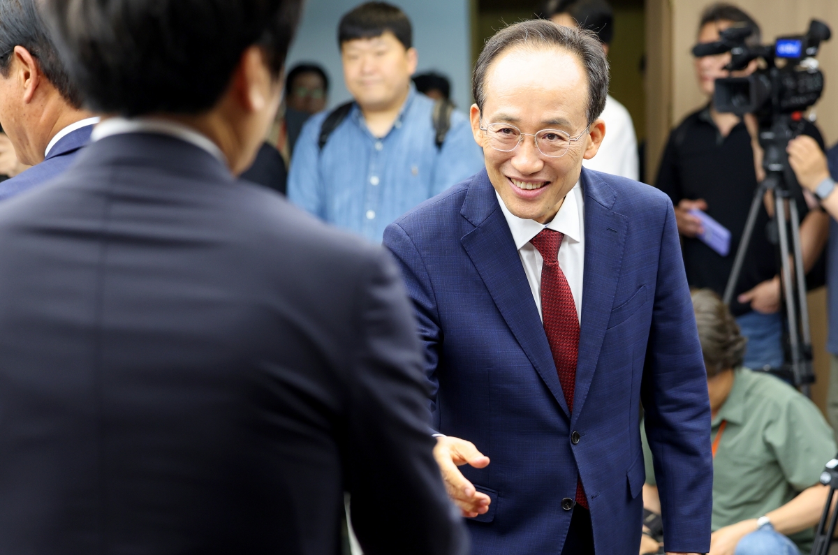 참석자들과 악수하는 추경호 대구시장