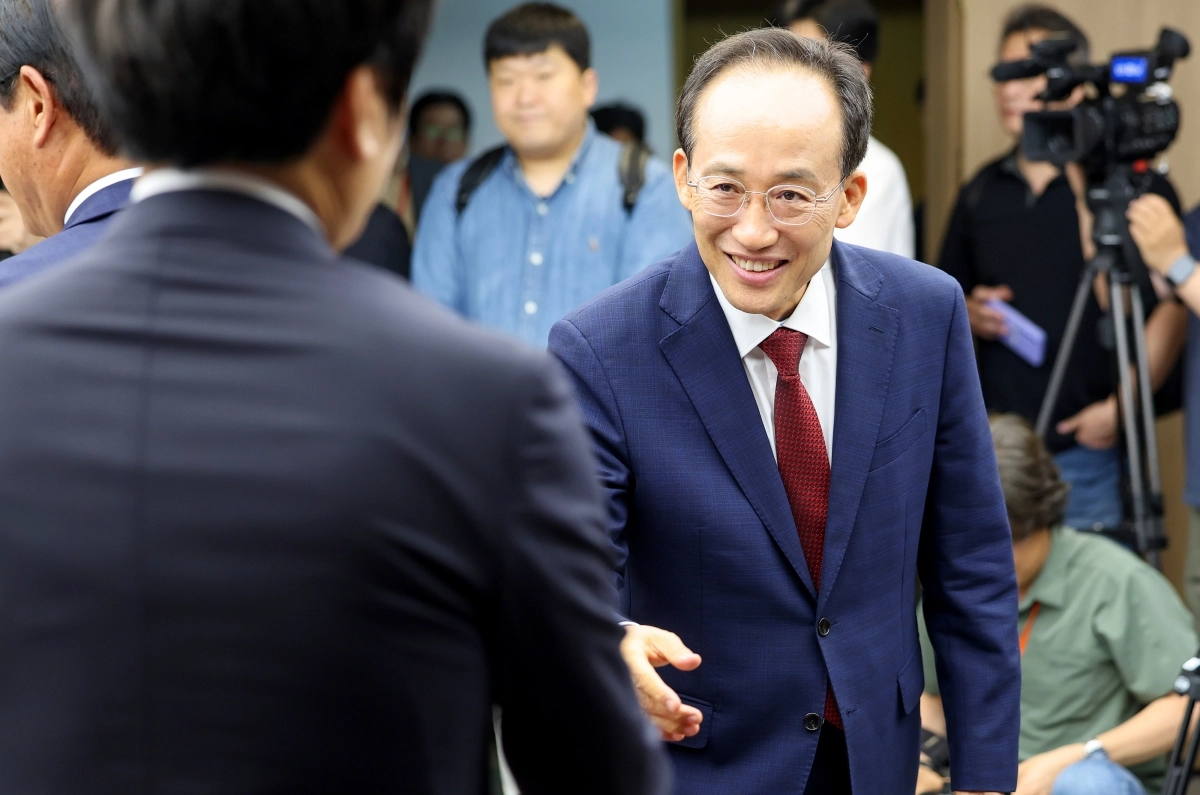 참석자들과 악수하는 추경호 대구시장