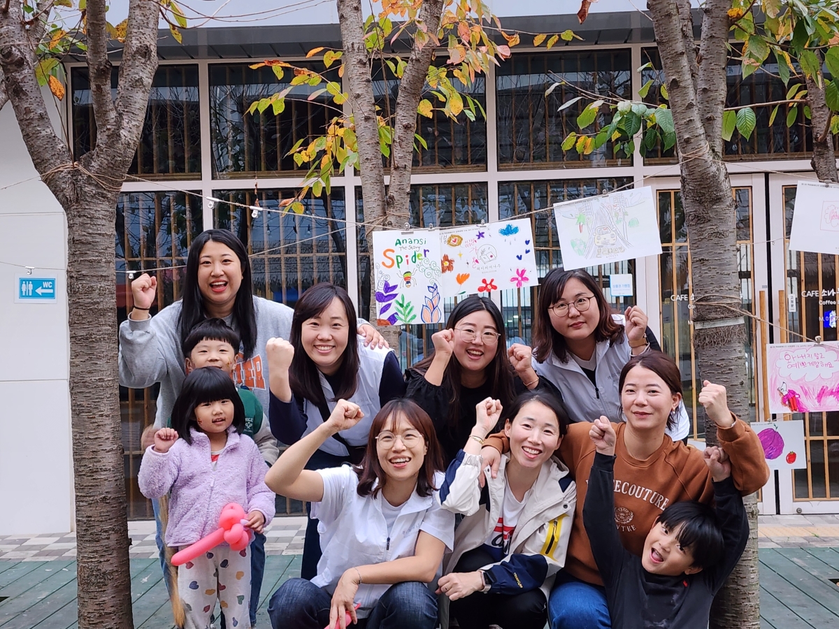 전남광주 나주시 빛가람혁신도시에서 활동하는 청년공동체 ‘책이피어나주’의 신지선(앞줄 왼쪽 두번째) 대표와 회원들. 책이피어나주 제공