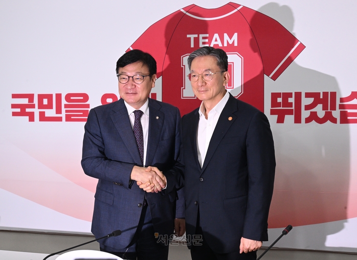정점식 국민의힘 원내대표가 8일 국회에서 정성호 법무부 장관을 접견하고 있다.  안주영 전문기자