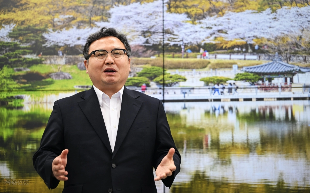 정창수 서울 강북구청장이 9일 집무실에서 진행한 인터뷰에서 강북을 바꿔 놓을 아이디어들을 설명하고 있다. 그는 “향후 구정의 최우선 목표는 구민의 행복”이라며 “모든 정책과 사업을 추진할 때 주민의 삶이 가장 중요한 기준”이라고 강조했다. 홍윤기 기자