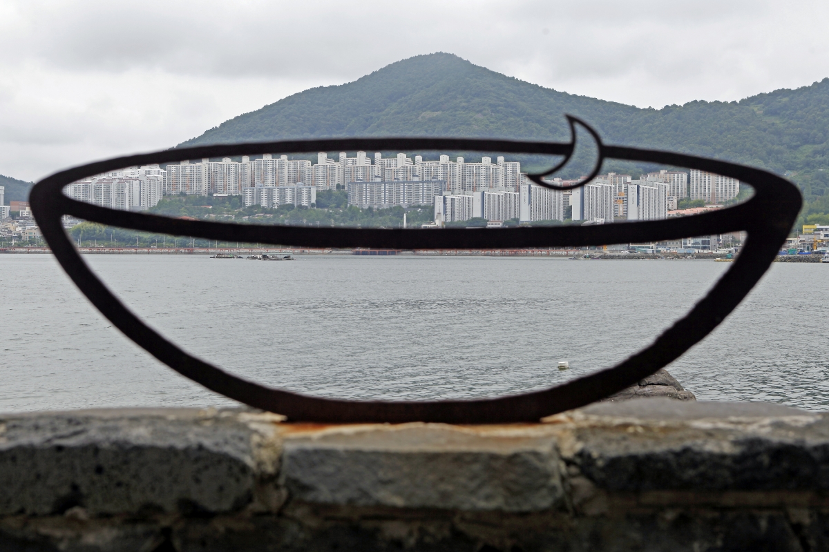 우물쉼터에 있는 최병수 작가의 달그릇. 우리가 사는 아파트 또한 달그릇을 빌리면 다르게 보인다.