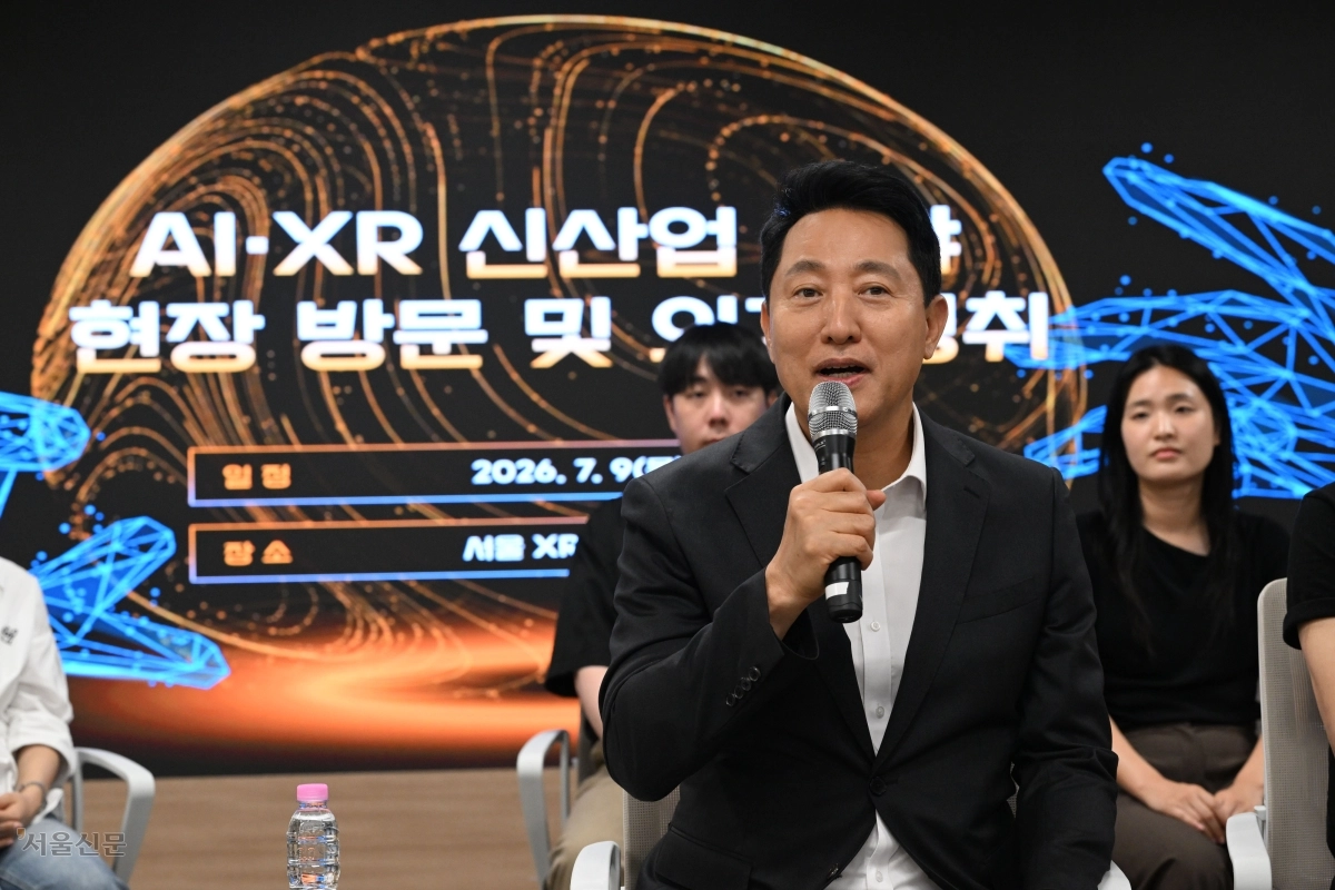 오세훈 서울시장이 9일 미래산업 인재를 양성하는 인공지능(AI)·확장현실(XR) 교육 현장인 마포구 서울XR센터에서 청년들과 대화하고 있다. 도준석 전문기자