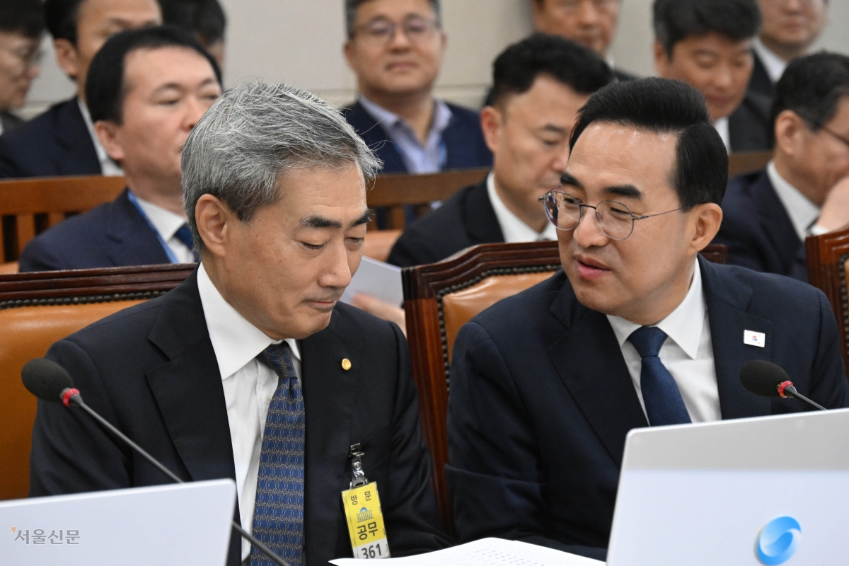 신현송(왼쪽) 한국은행 총재와 박홍근(오른쪽) 기획예산처 장관이 9일 국회에서 열린 재정경제기획위원회 전체회의에서 대화를 나누고 있다. 홍윤기 기자