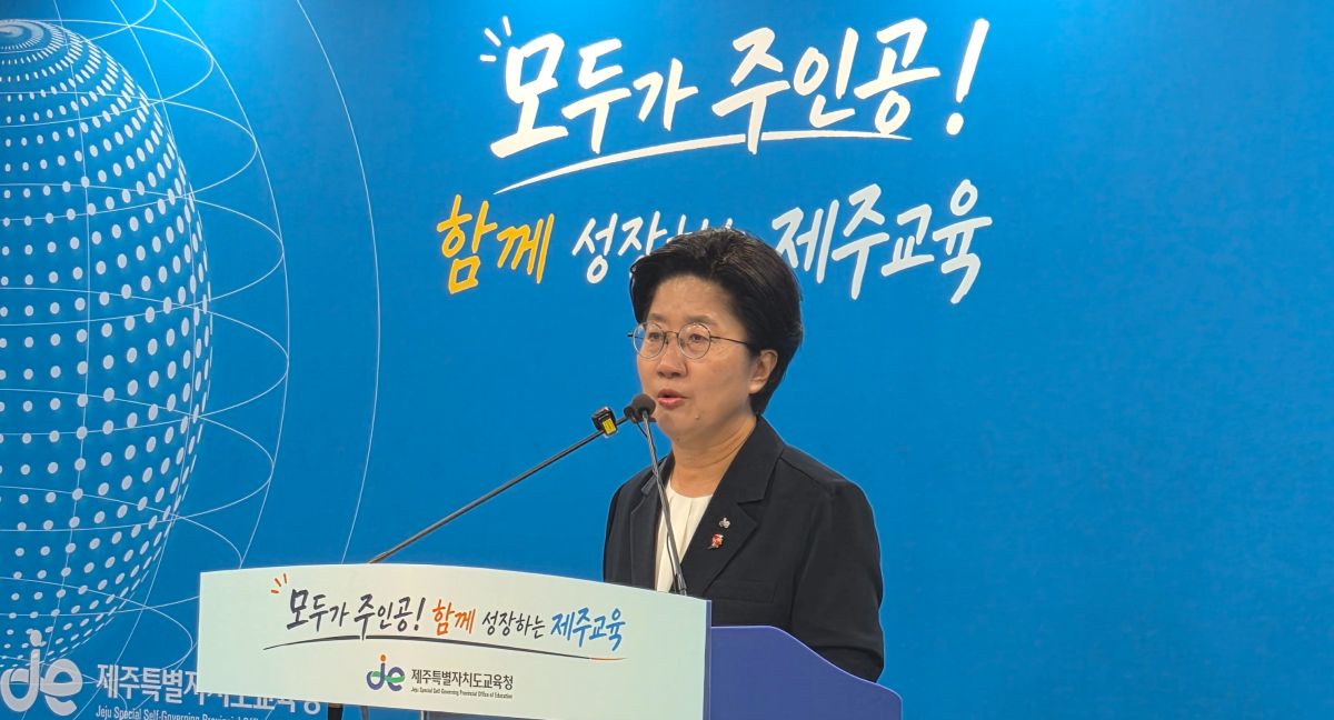 고의숙 제주도교육감이 지난 9일 교육청 기자실에서 열린 추가경정예산안 편성 및 취임 첫 기자회견에서 기자들의 질문에 답하고 있다. 제주 강동삼 기자