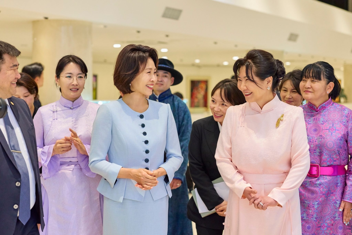 김혜경(왼쪽) 여사와 오흐나 후렐수흐 몽골 대통령의 부인인 롭상도르지 벌러르체첵 여사가 9일(현지시간) 몽골 울란바타르 국립칭기스칸박물관에서 대화하고 있다. 뉴스1