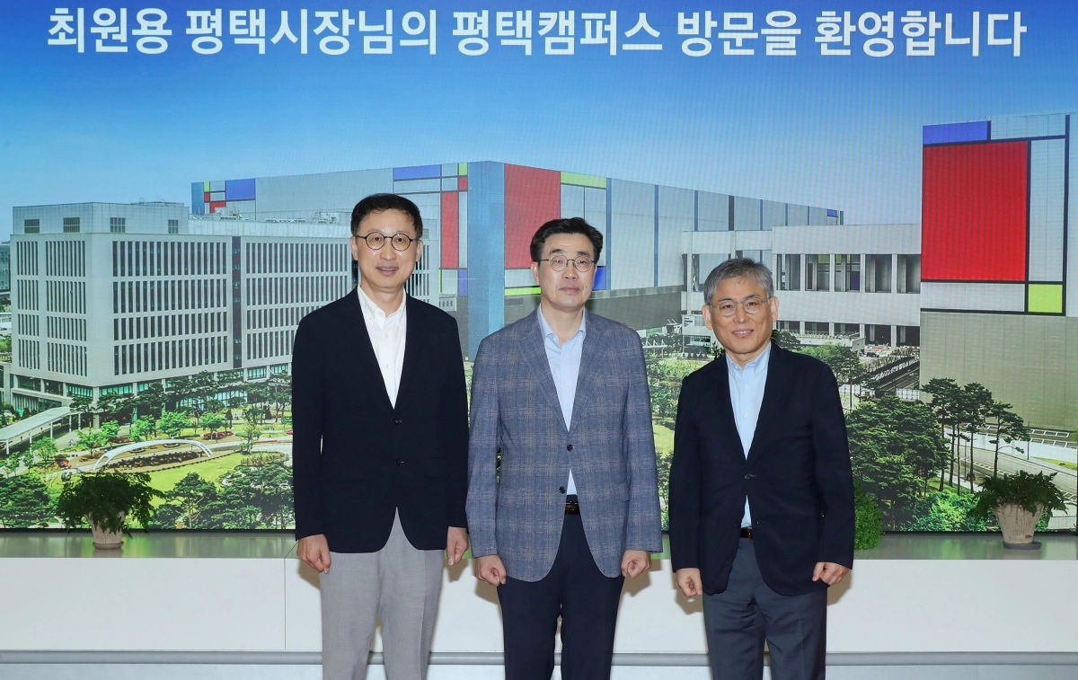 최원용 평택시장(가운데)이 9일 삼성 평택캠퍼스를 방문해  글로벌＆인프라 총괄 윤태양 부사장(왼쪽), 경영전략총괄 김용관 사장과 기념 촬영을 하고 있다. 평택시 제공