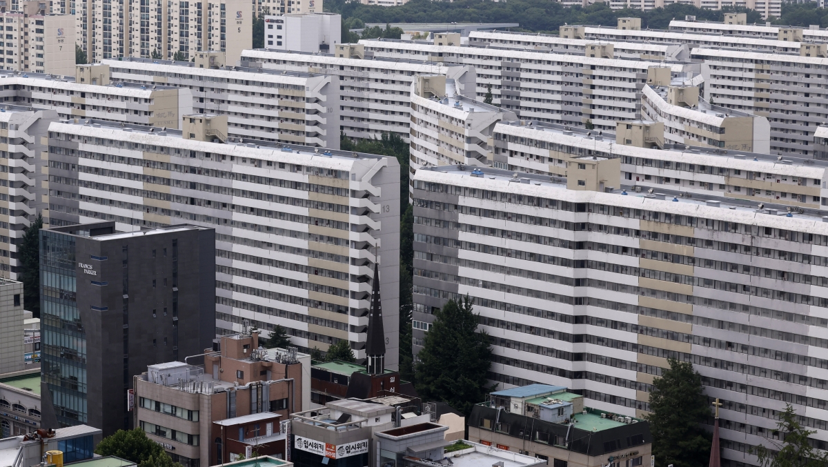 서울시는 지난 2일 강남구 대치동 은마아파트 재건축 사업시행계획 인가가 정비계획 변경 결정 고시 후 약 7개월 만에 완료됐다고 밝혔다. 사진은 이날 서울 강남구 은마아파트. 뉴시스