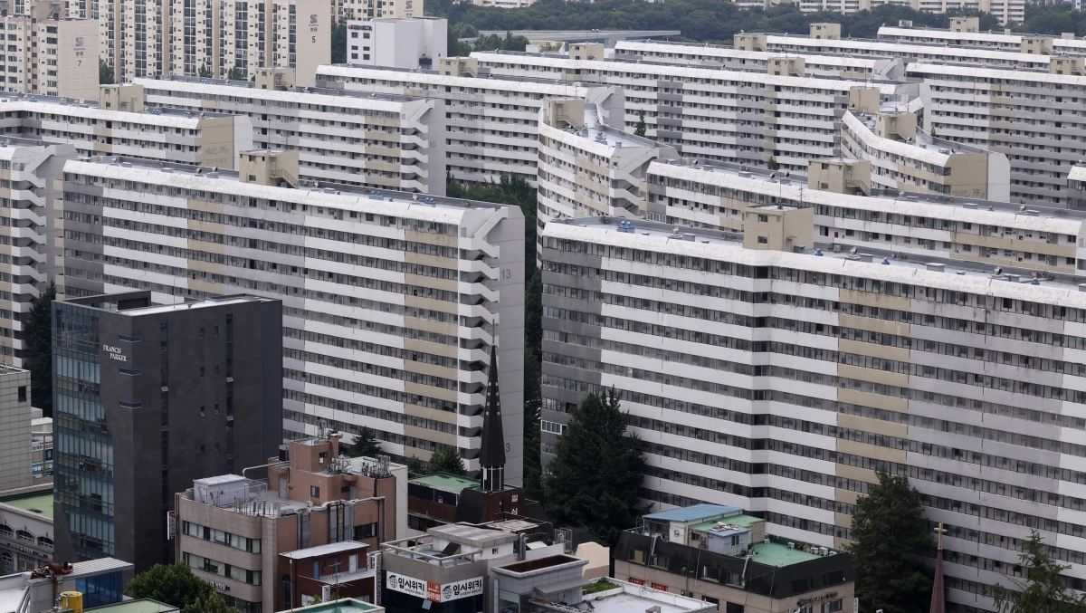 서울시는 지난 2일 강남구 대치동 은마아파트 재건축 사업시행계획 인가가 정비계획 변경 결정 고시 후 약 7개월 만에 완료됐다고 밝혔다. 사진은 이날 서울 강남구 은마아파트. 뉴시스