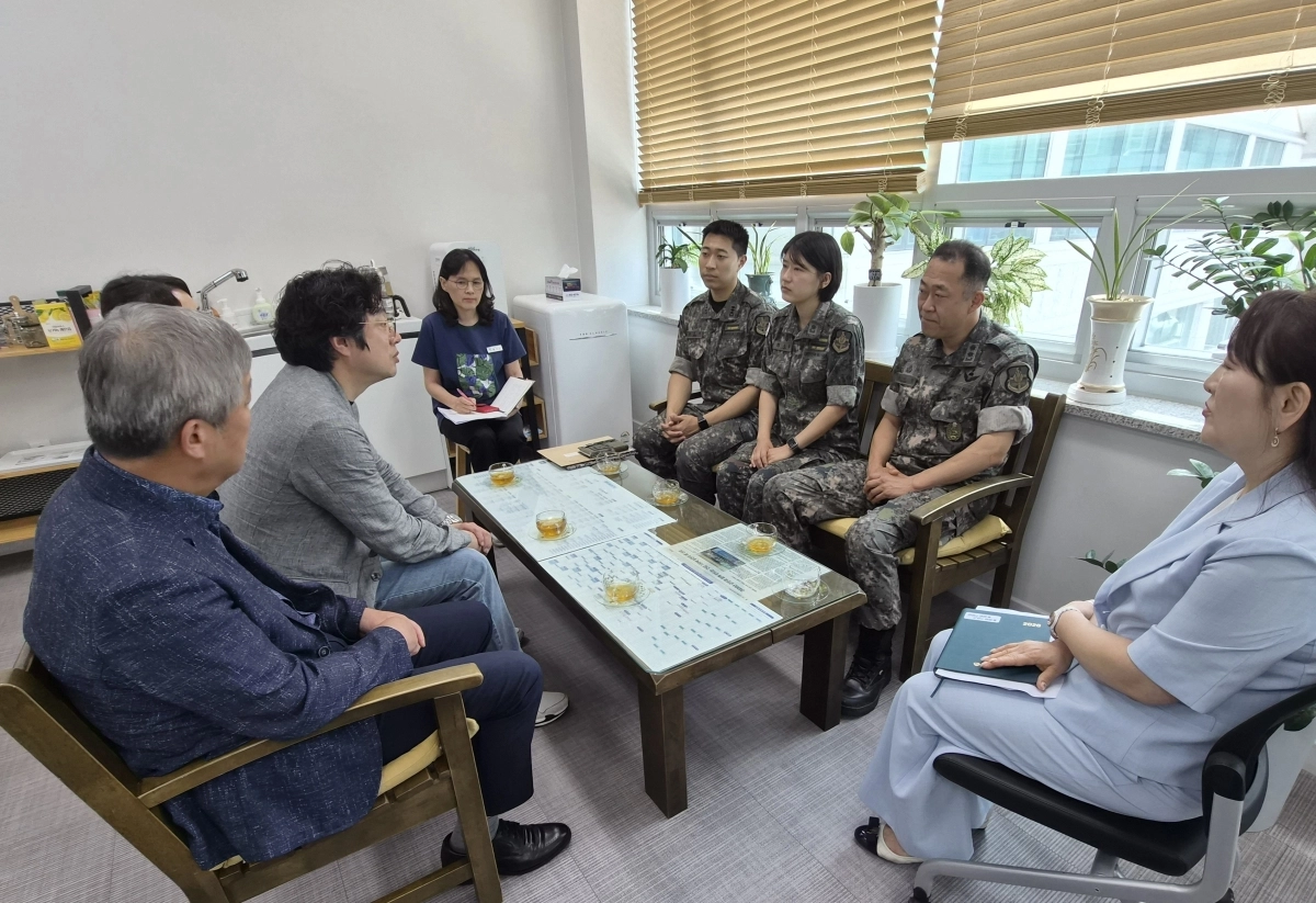 함평군과 국군함평병원이 7일 함평 보건소에서 공공보건의료 협력 강화를 위한 업무 간담회를 하고 있다.