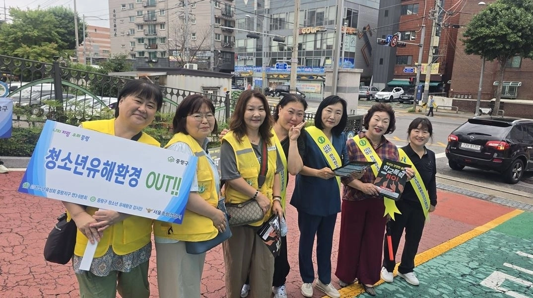 지난 9일 열린 ‘폭력 없는 안전한 학교를 위한 교문맞이 캠페인’에 참여한 이영실 의원(오른쪽에서 세 번째). 서울시의회 제공