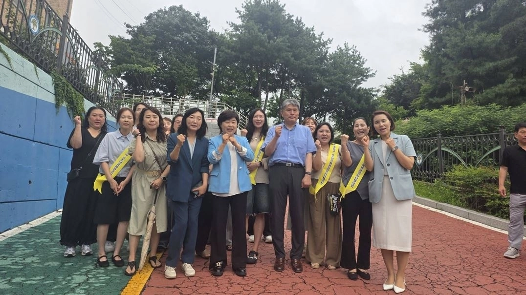 지난 9일 열린 ‘폭력 없는 안전한 학교를 위한 교문맞이 캠페인’에서 참석자들이 기념촬영을 하고 있다. 서울시의회 제공