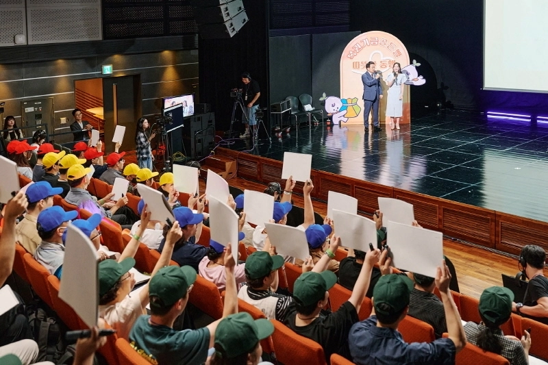 <지난 7월 9일 상암 MBC 경영센터에서 열린 ‘720 Day’ 현장에서 참관인들이 복권기금 골든벨 프로그램에 참여하고 있다.>