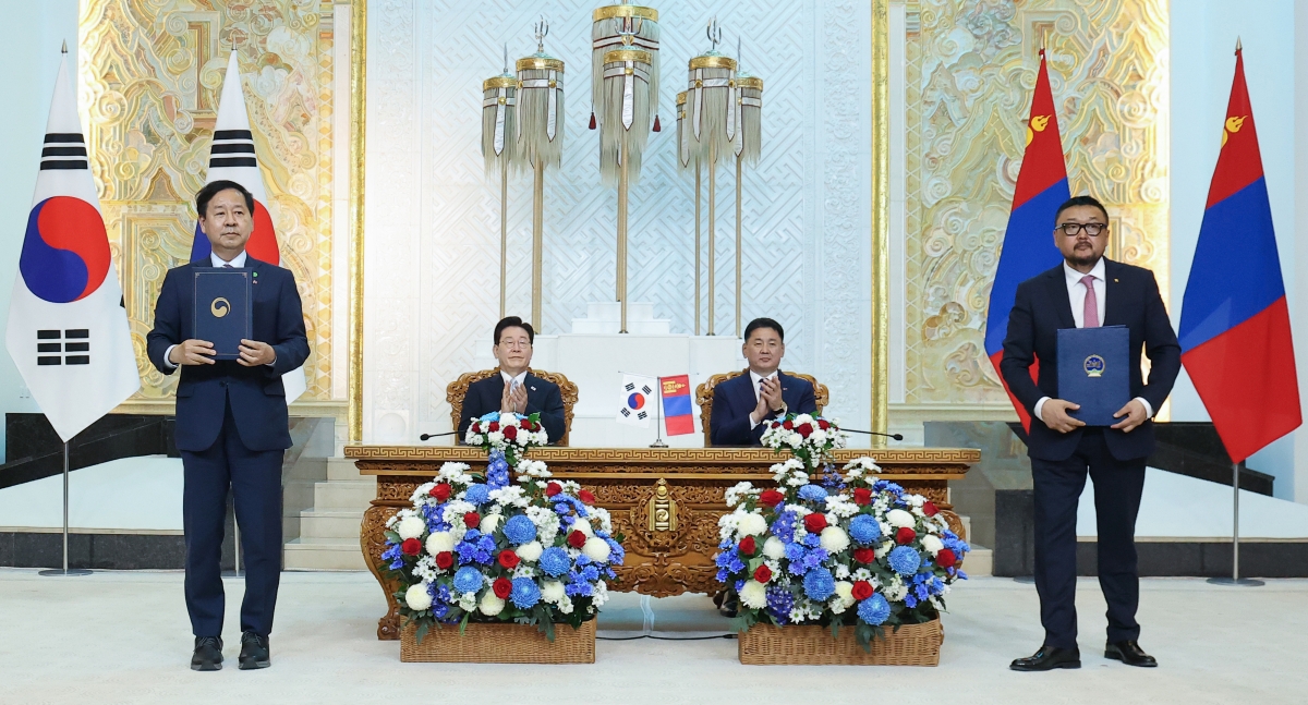 구윤철(왼쪽) 부총리 겸 재정경제부 장관과 작그드자브 멘드새항(오른쪽) 몽골 재무부 장관이 9일(현지시간) 울란바타르 정부청사에서 이재명 대통령과 오흐나 후렐수흐 몽골 대통령이 임석한 가운데 몽골 제2국립암센터 건립사업 협력을 위한 양해각서(MOU)를 체결한 뒤 기념촬영을 하고 있다. 연합뉴스