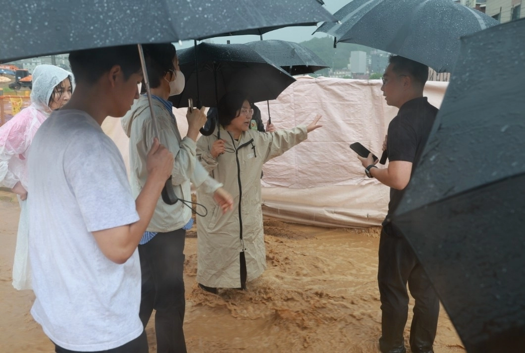 김미경 은평구청장이 지난해 집중호우로 침수 피해가 발생한 현장을 찾아 관계자들과 함께 점검하고 있다. 은평구 제공