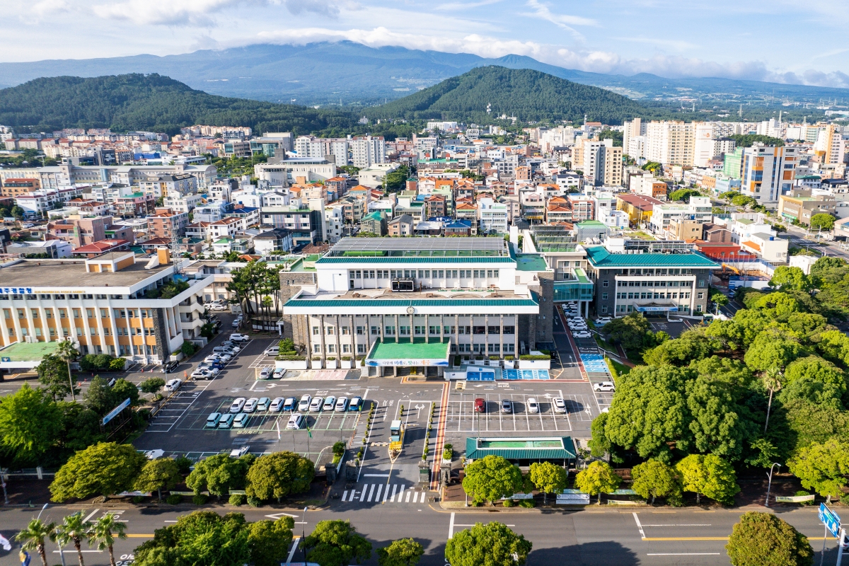 제주도는 지난 3일부터 9일까지 행정시장 공개모집 원서를 접수한 결과, 9일 오후 6시 기준 제주시장 후보 4명, 서귀포시장 후보 3명이 응모했다. 제주도 제공