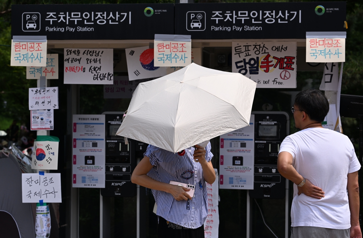 14일 서울 송파구 올림픽공원 핸드볼경기장 개표소 앞에 6·3 지방선거 투표용지 부족 사태에 반발한 시민들이 재선거등을 요구하는 문구가 붙어 있다. 도준석 전문기자