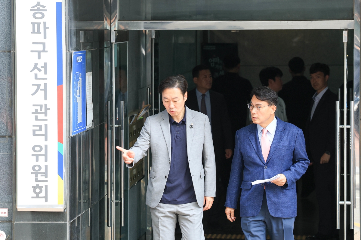 윤상현 6·3 지방선거 투표용지 부족 사태 국정조사특별위원회 위원장과 박수민 의윈이 2일 서울 송파구 선거관리위원회에서 열린 ‘투표용지 부족 사태 관련 현장보고회’를 마친 뒤 이동하고 있다. 뉴스1