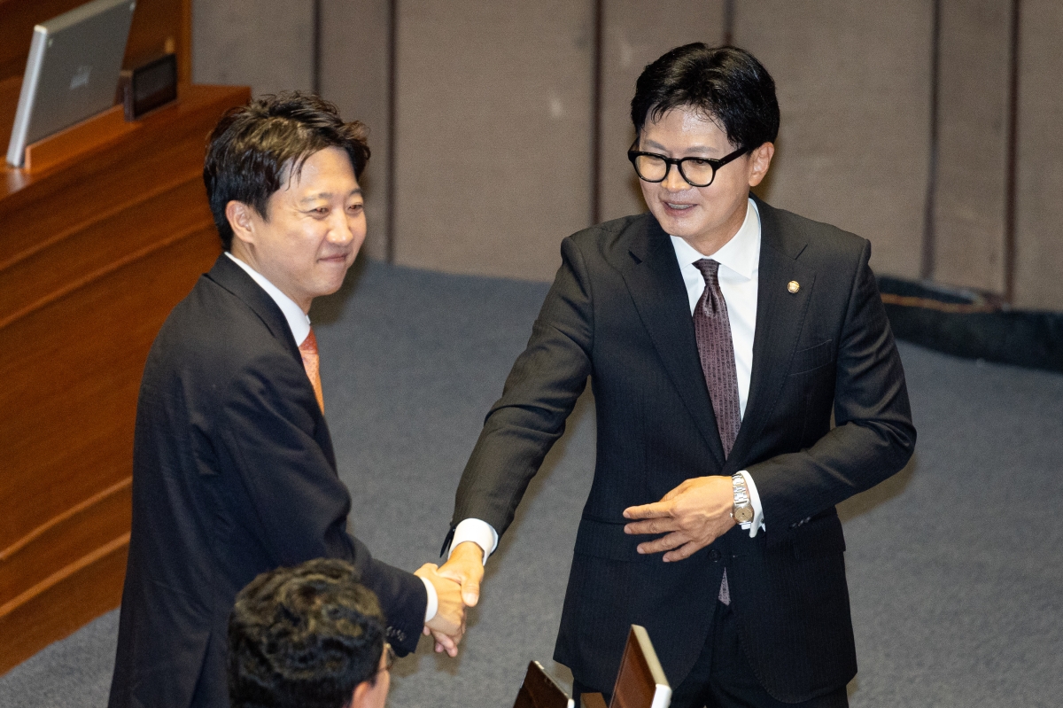 한동훈 무소속 의원이 5일 국회에서 열린 제436회 국회(임시회) 제1차 본회의에 참석해 이준석 개혁신당 대표와 인사하고 있다. 뉴스1