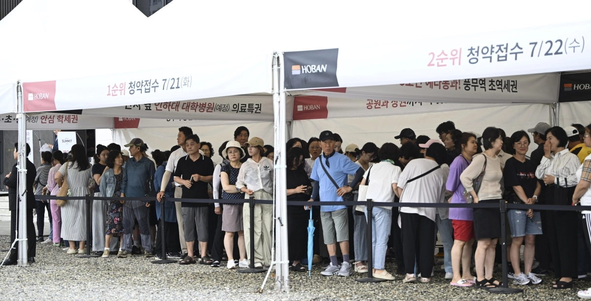 경기 김포시 사우동에 마련된 ‘호반써밋 풍무Ⅲ’의 견본주택(모델하우스)에 들어서기 위해 방문객들이 줄을 서고 있다. 2026.7.10 이지훈 기자