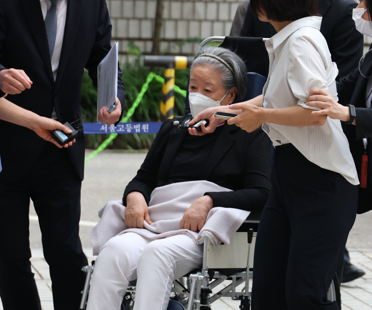 [서울=뉴시스] 홍효식 기자 = 윤석열 정부와의 ‘정교유착’ 혐의로 기소된 한학자 통일교 총재가 10일 서울 서초구 서울중앙지법에서 열린 결심공판에 출석하고 있다. 뉴시스