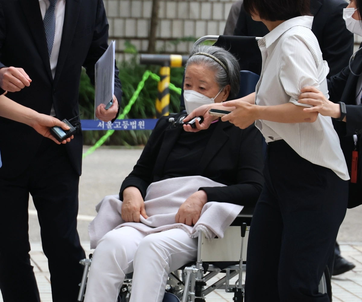 [서울=뉴시스] 홍효식 기자 = 윤석열 정부와의 ‘정교유착’ 혐의로 기소된 한학자 통일교 총재가 10일 서울 서초구 서울중앙지법에서 열린 결심공판에 출석하고 있다. 뉴시스