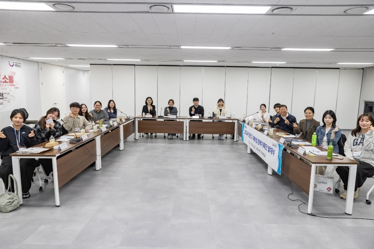 김경호(오른쪽 네번째) 광진구청장이 지난 4월 서울 광진구 대학생 정책기획단 발대식에서 참가자들과 함께 기념촬영을 하고 있다. 광진구 제공