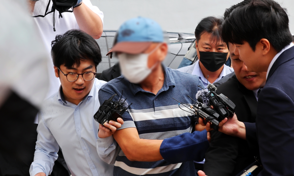 ‘여고생 살해범’ 장윤기 사건의 증거를 인멸한 혐의를 받는 광주 광산경찰서 수사팀장 A 경감이 지난 8일 오전 전남광주통합특별시 동구 광주지방법원에서 열린 구속 전 피의자 심문(영장실질심사)에 출석하고 있다. 광주=연합뉴스