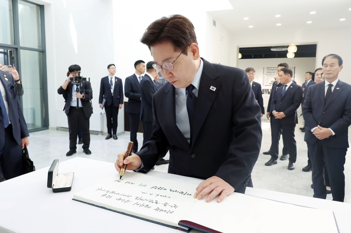 방명록 작성하는 이재명 대통령