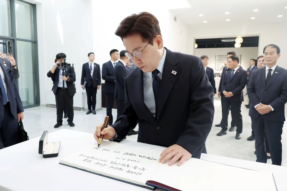 방명록 작성하는 이재명 대통령