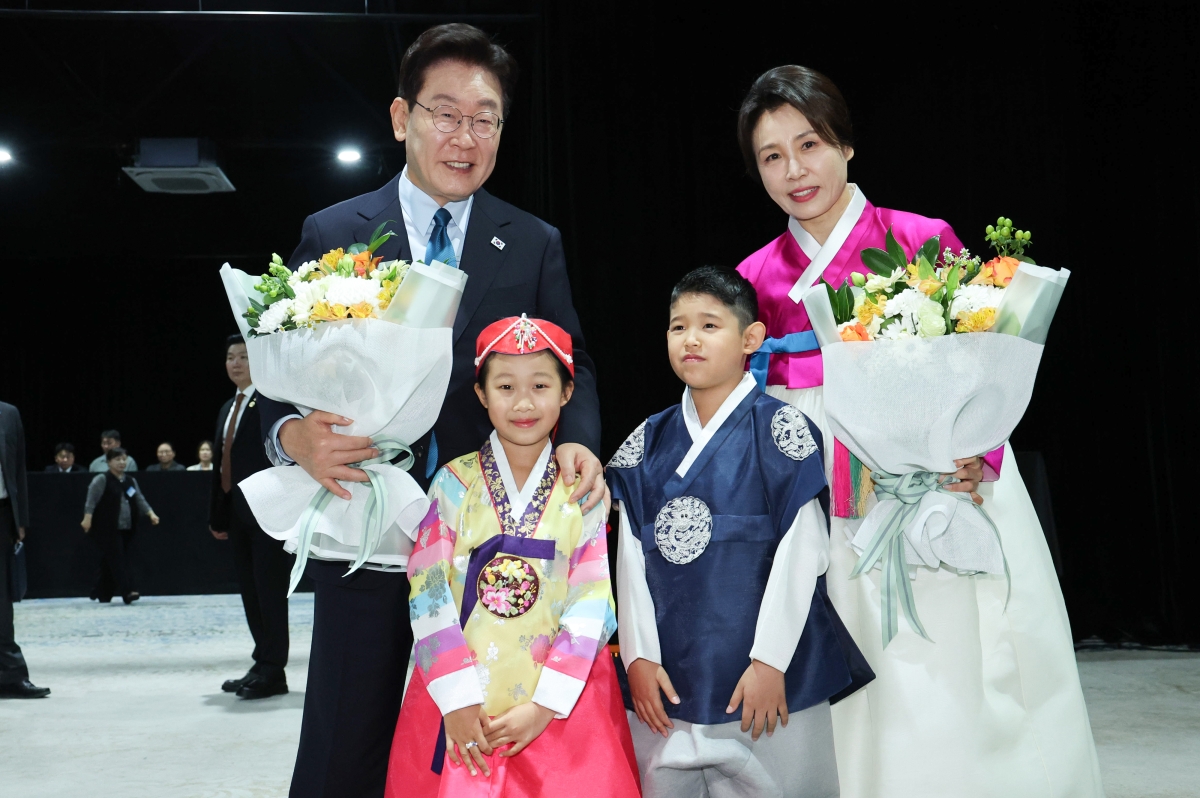 이재명 대통령 부부와 화동