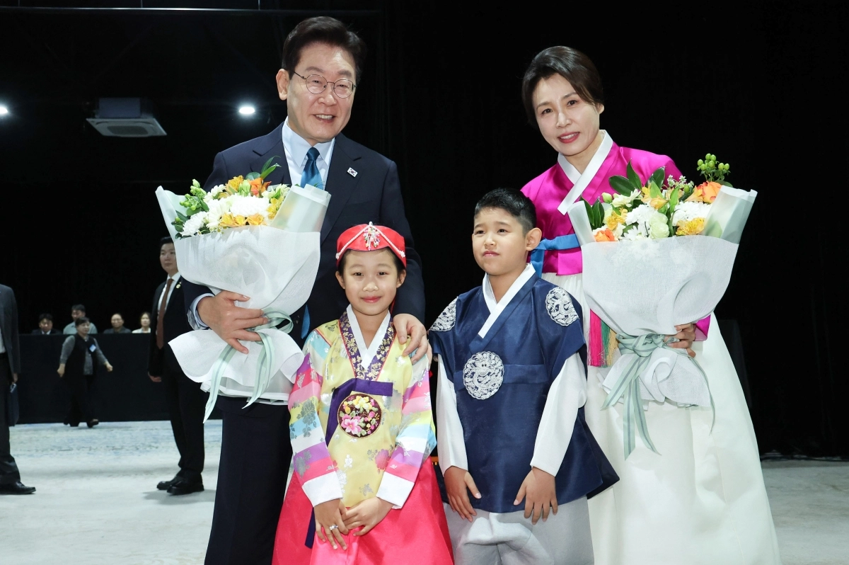 이재명 대통령 부부와 화동