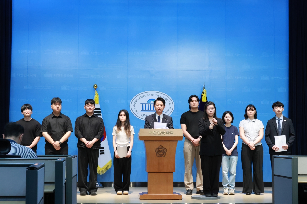 김영호 의원이 지난 2일 서울 여의도 국회 소통관에서 20대 청년 당원들과 함께 기자회견을 열고 발언하고 있다. 김영호 의원실 제공