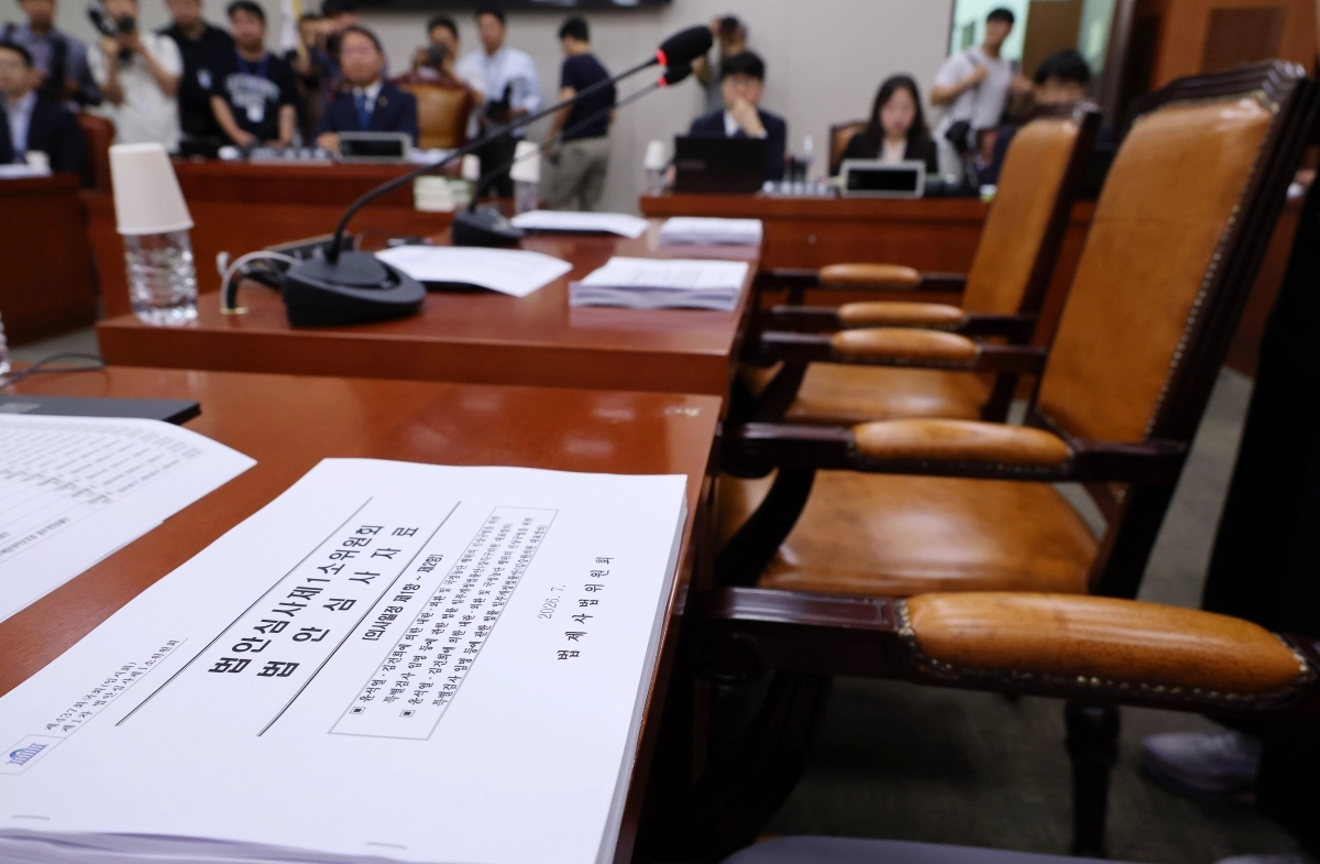 김승원 소위원장이 10일 국회에서 열린 법제사법위원회 법안심사1소위원회에 법안심사자료가 놓여 있다. 국민의힘은 이날 회의에 불참했다. 2026.7.10 연합뉴스